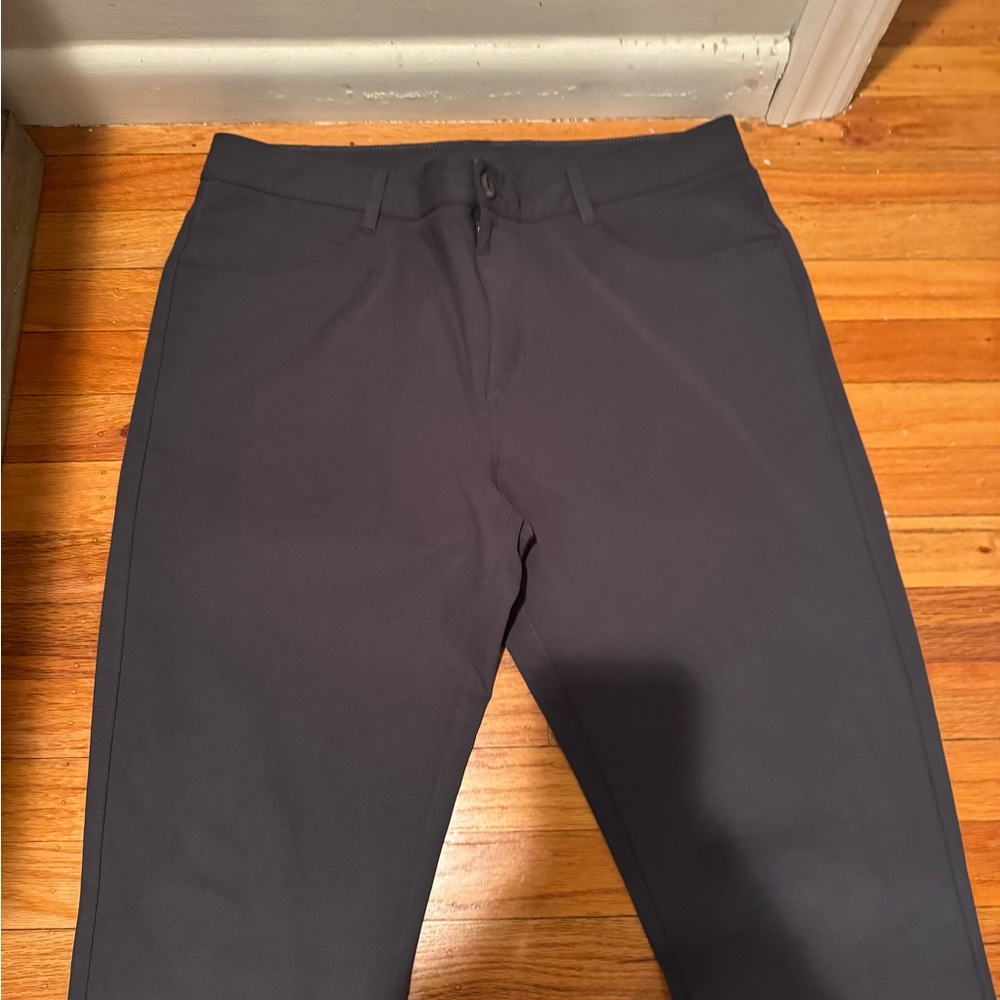 Vuori Dark meta pants size 34/30 athletic slim fit